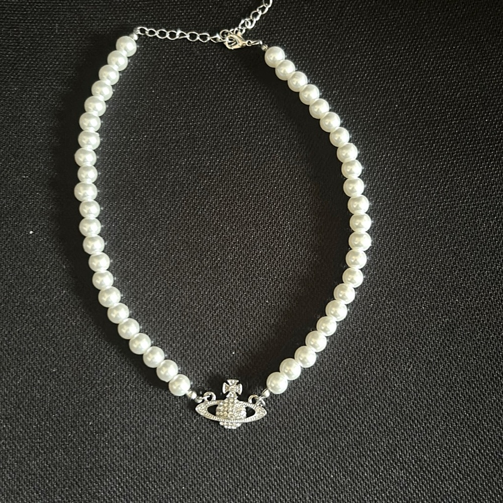 Cute pearl necklace (inspired by V. Westwood)